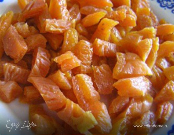 Курагу нарезать на кусочки.