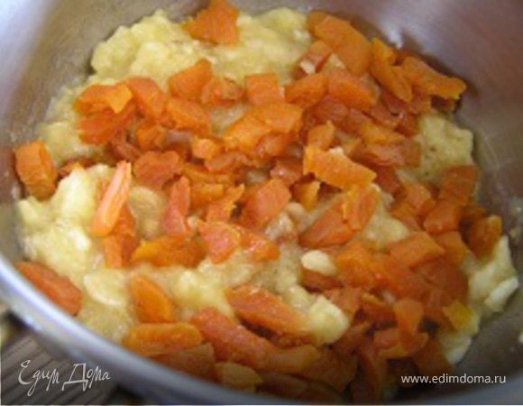 Смешать курагу и бананы.