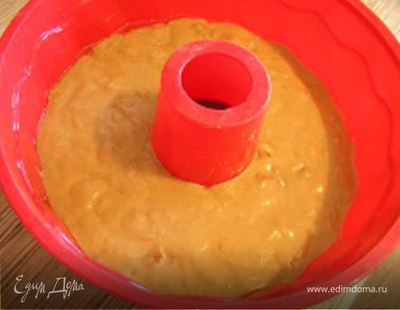 Постепенно добавить смесь из сухих ингредиентов и замесить тесто.