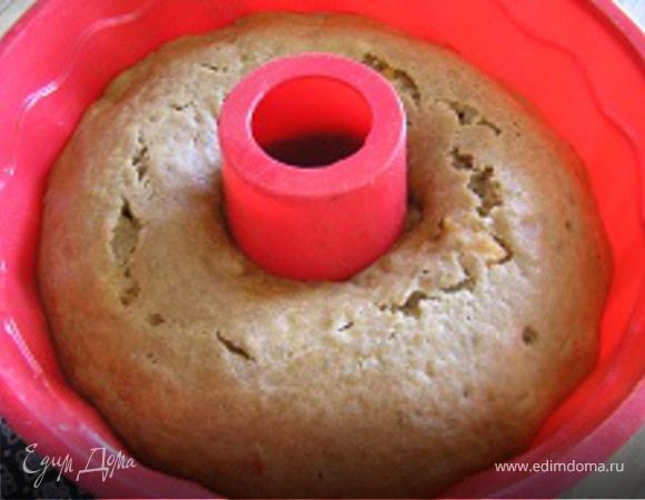 Форму для выпечки смазать маслом, выложить тесто, разровнять и выпекать при 180*С около 40 минут. Готовность определить проткнув кекс деревянной шпажкой, она должна остаться сухой. Перед подачей кекс посыпать сахарной пудрой.