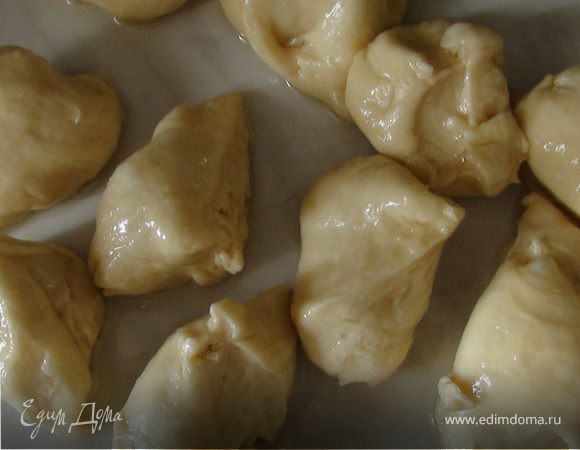 Разделите тесто на части.