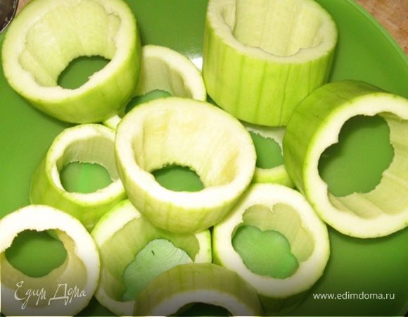 Кабачки очистить и нарезать поперек. Удалить сердцевинку.