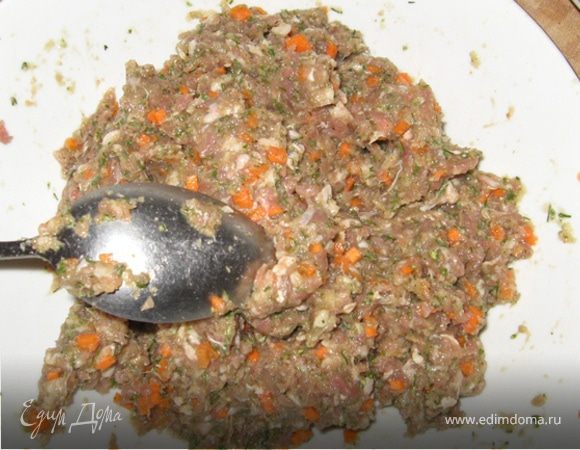 Подготовить фарш. Лук, чеснок, несколько кусочков сердцевинок и черенки укропа измельчить в блендере, веточки укропа мелко порезать, а морковку не полениться и нарезать маленькими кубиками. Все паремешать, добавить сухари, если фарш получился жидким, если нет, то можно обойтись и без них. 