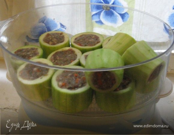 Нафаршировать кабачки и готовить их в пароварке 40 минут.
