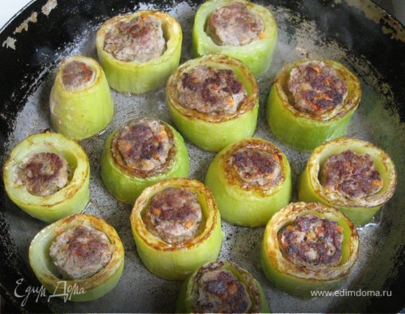 На этом можно и остановиться, кабачки уже готовы, но мой муж любит кабачки только жаренные, поэтому из пароварки они у меня перекочевали на сковроду.