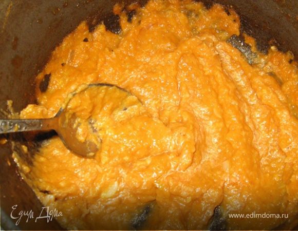 А т.к. в фарш мы использовали только малую часть сердцевинок, то из них мы делаем кабачковую икру. Для чего мелко режем лук, трем на терке морковь, пережариваем это все на раст. масле, выкладываем сердцевинки, 1 ч. ложку томата, чуток водички, соль-перец и тушим. Потом пюрируем блендером, выпариваем жидкость, вводим через пресс 2 зубочка чеснока и получаем великолепное дополнение к фаршированным кабачкам начыщенно-оранжевого цвета!