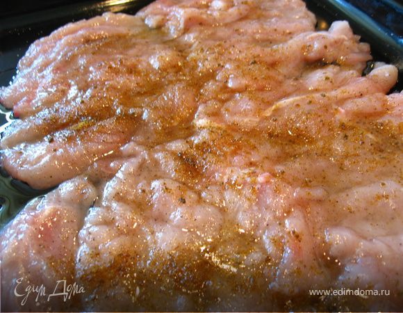 Филе отбить, разложить на противне. Посолить, поперчить, присыпать чесноком, паприкой смазать маслом.