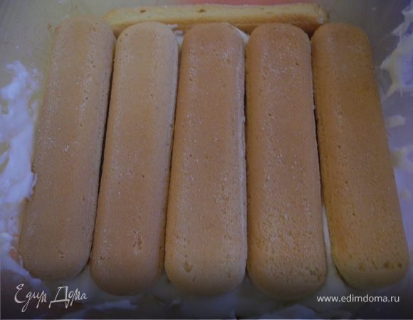 Сначала я сделала крем: маскарпоне смешала с сахарной пудрой и мелко нарезанным базиликом. Добавила ликер. Потом все традиционно. В форму, застеленную пищевой пленкой налила слой крема. Уложила слой савоярди (смачивать в ликере не стала, так как добавила его в крем, но если любите более нежную структуру, то лучше намочить в ликере или клубничном соке).  