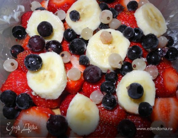 Затем повторила. Слой печенья, слой клубники, слой бананов.  Сверху насыпала немного мороженной смородины.