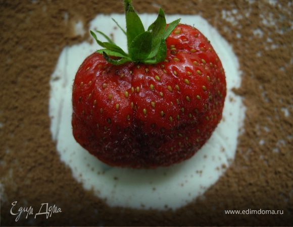 Сверху должен быть слой крема. Застелила аккуратно пленкой и отправила на ночь в холодильник. Утром аккуратно вынула из формы, сняла пленку. Ну, а потом украшательство. Получилось вкусно, нежно, ароматно. Такой вот летний легкий вариант тирамису.
