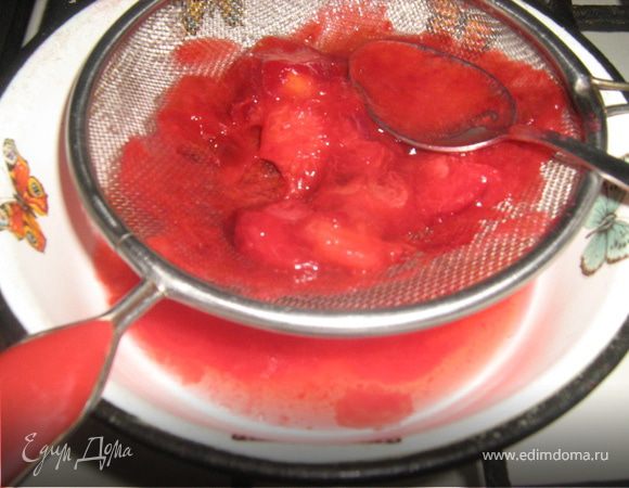 Если нету ткемали, но есть сливы алыча, то можно сделать так. Сливы отварить пару минут, протереть через сито.