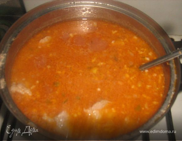 Рис промыть, добавить в бульон, варить до готовности, но не переварить. После этого добавить соус с луком.