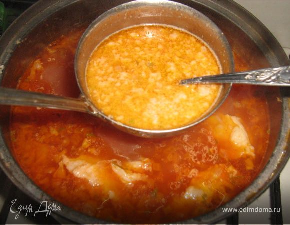 Орехи я смолола в кофемолке, чеснок пропустила через пресс. Потом все это растерла с солью и добавила  в уже готовый суп, разбавив бульоном.