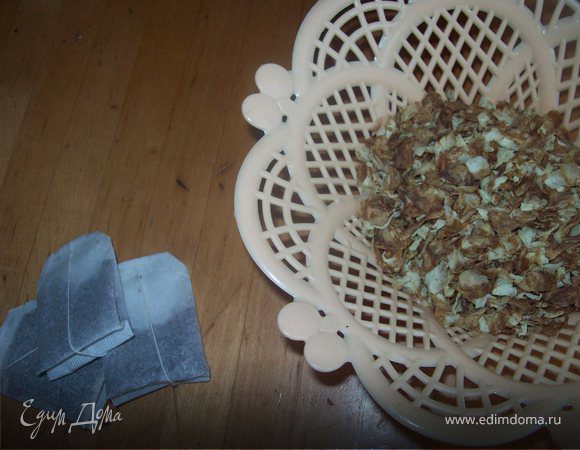 Делаем жасминовый чай.
вариант №1 заливаем 4 ст. л. сухих жасминовых лепесткой 1,2л. кипятка и настаиваем 15 минут. Процеживаем. добавляем 4 ст. л. сахара.
вариант №2 3 пакетика жасминового чая кидаем в кипящюю воду и кипятим 3 минут. Затем пакетики вытаскиваем и добавляем 4 ст. л. сахара.
затем чай охлаждаем.