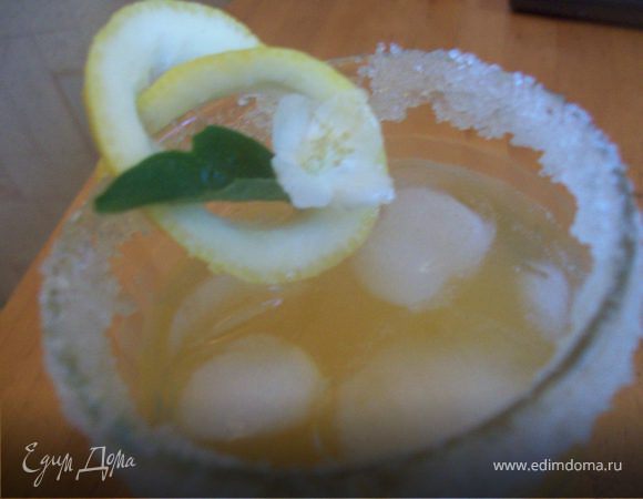 смешиваем чай и сок цитрусовых, перемешиваем, добавляем лед.