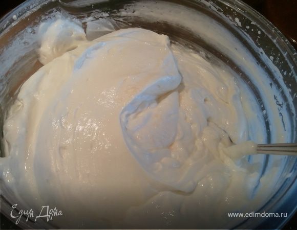 Крем:
3 белка  и  150 гр. сахара взбить. Постепенно  добавить пачку ванильного пудинга и сметану и продолжать взбивать.
