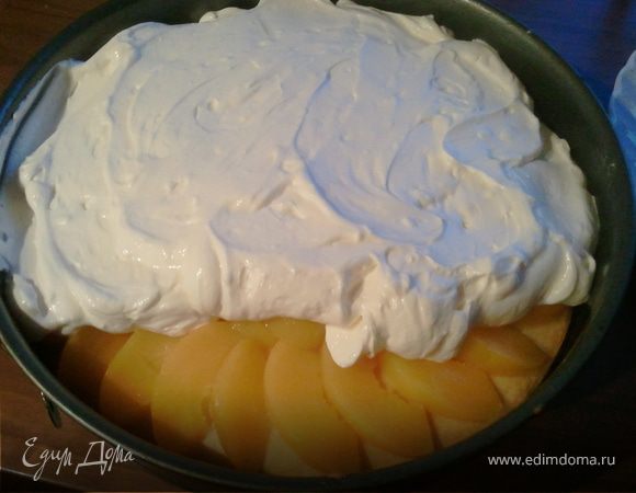 С персиков  слить сок, порезать и выложить на остывший корж. На персики-крем, на крем - кокосовую массу. И выпекаем еще 15 минут. Оставляем в форме или на противне до утра.