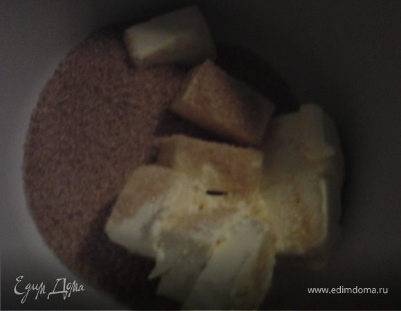 масло взбить с сахарным песком (любого).