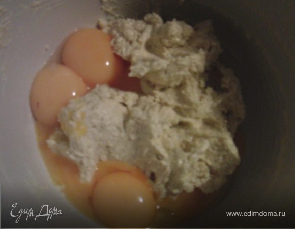 добавить 4 желтка.
