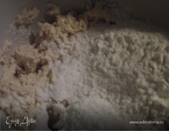 добавить муки так, чтобы тесто отходило от рук.