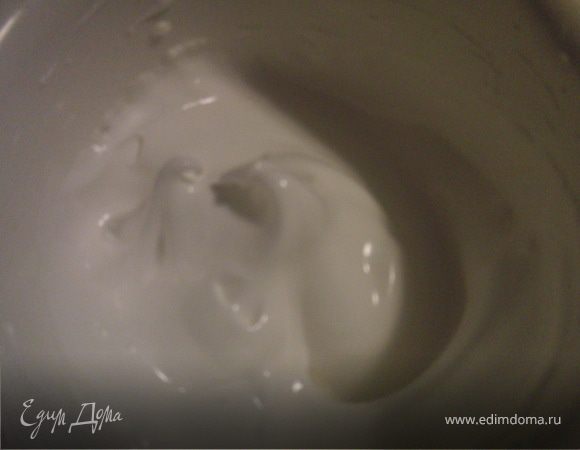 Белки взбить(как на безе) в крепкую пену постепенно добавляя сах.пудру.