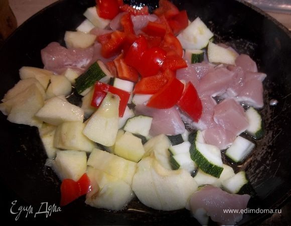 Нарезаем и ообжариваем.Добавляем соус "Сацебели"ТМ"Верес"и протушиаем.