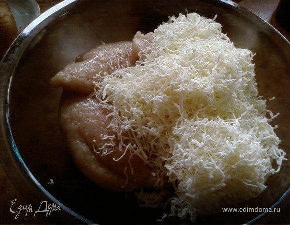 К куриному фаршу добавляем натертый на мелкой тёрке плавленный сырок.