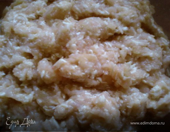 Сюда же вбиваем 2 яйца,вливаем соевый соус,перчим,солим по вкусу(соли надо совсем чуть-чуть,т.к. соевый соус сам по себе солёный) и тщательно перемешиваем,чтоб сырок равномерно перемешался с куриным фаршам.