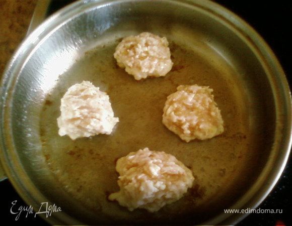 На разогретую сковородку,с растительным маслом,столовой ложкой накладываем приготовленный фарш и поджариваем котлетки с двух сторон до золотистой корочке(как печёночные оладки).