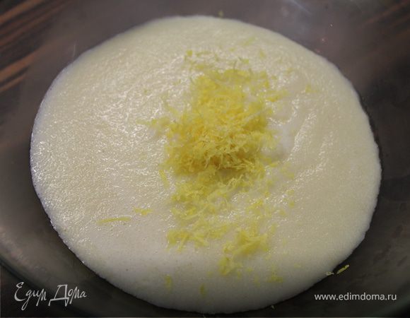 Выложить кашу в глубокую чашу и добавить к ней цедру лимона. Перемешать и оставить... Включить духовку и разогреть до 170-180 градусов!