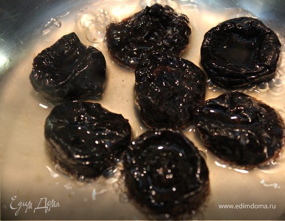Чернослив сложить в сотейник,сбрызнуть лимонным соком и добавив немного воды. Поставить на огонь и дать воде выпариться на среднем огне. Тем самым мы добьемся его размягчения. А затем нарезать мелкими кусочками.