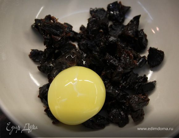 Отделить желток от белка. Чернослив смешать с желтком и добавить к каше.