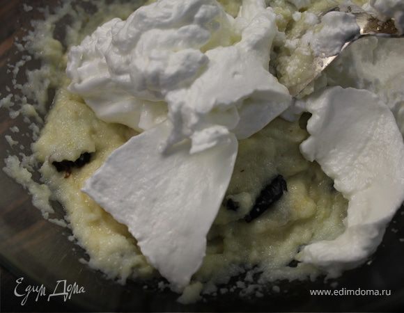 Белок взбить с сахаром до плотной пены и аккуратно подмешать до однородности к нашей массе.