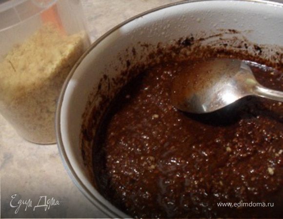 Вафли разделить на слои, снять крем, измельчить вафли в крошку, часть вафель (около 125-150 гр.)добавить в остывшую смесь, хорошо перемешать.