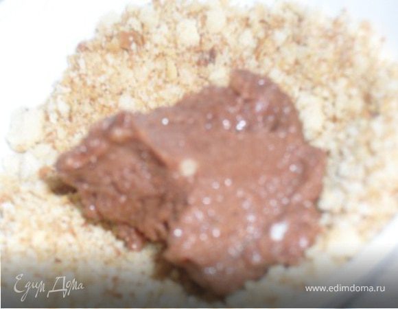 Чайной ложкой брать массу, формировать шарики, обваливать их в вафельной крошке.
