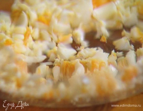 Яйцо сварить вкрутую, почистить и размять вилкой.