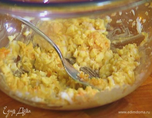 Соединить яйцо с горчицей, посолить, поперчить, влить винный уксус и оливковое масло, все перемешать.