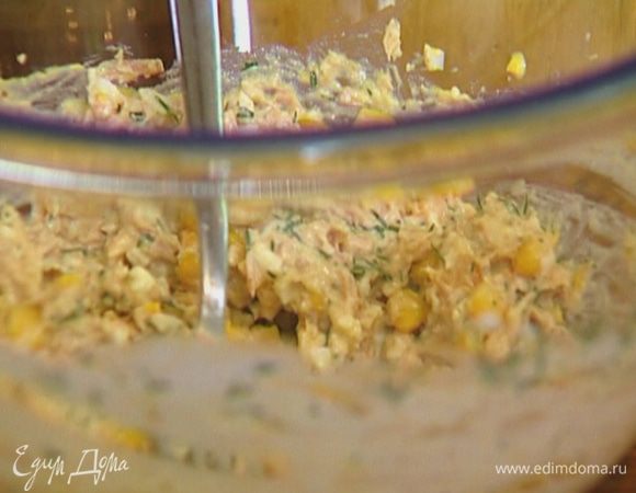 Добавить тунца и размять начинку вилкой.