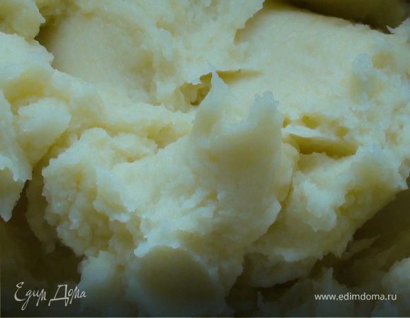 Подготовьте начинку: отварите картофель, разомните его вилкой, посолите, поперчите, добавьте предварительно мелко нарезанный и обжаренный лук.