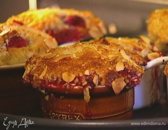 Креманки поместить на противень и отправить в разогретую духовку на 25–30 минут.