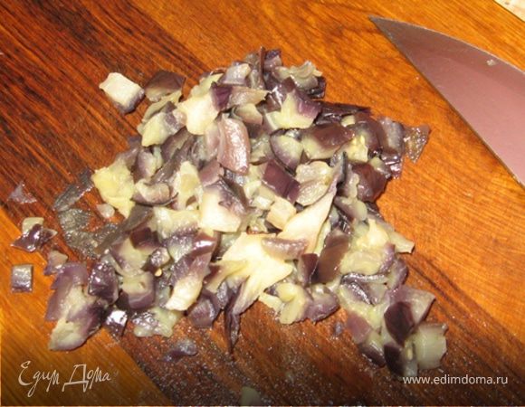 Следующая очередь за баклажанами, их тоже нарезаем кубиками.