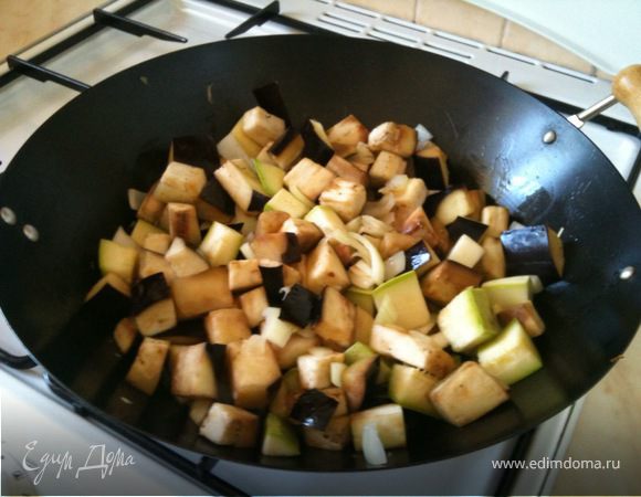 Баклажаны, кабачки и лук обжарить в воке на самом большом огне, редко помешивая, до "загорелости"