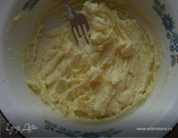 2.Перетереть сливочное масло с простым сахаром и ванильным сахаром.