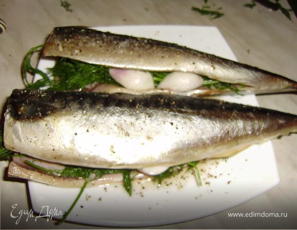 Помыла укроп, разрезала зубчики чеснока пополам, и лучок пополам и нафаршировала рыбку... Забыла!... перед этим посолила и поперчила рыбку.... 