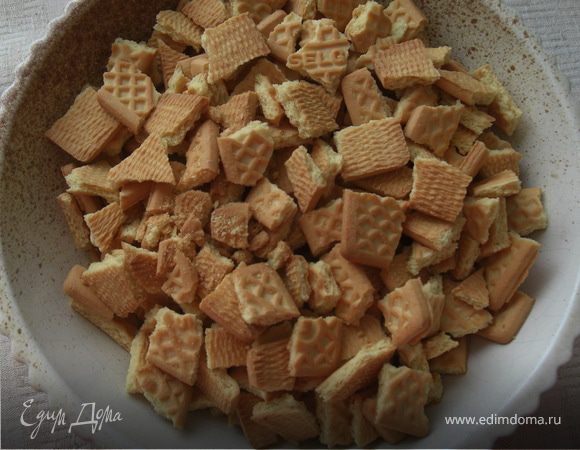 4. Наломать 2 пачки самого простого печенья кубиками средней величины и положить в смесь.