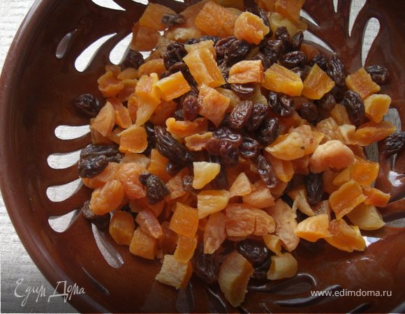 5. Добавить изюм и мелко нарезанные сушеные абрикосы в тесто.