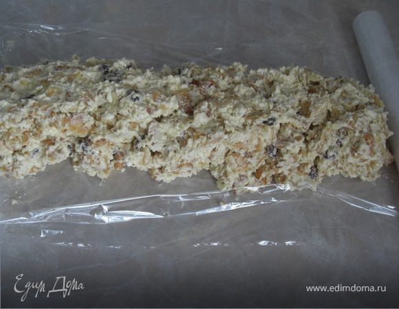 6. Получившуюся творожную массу завернуть в пищевую пленку и положить на  несколько часов  в холодильник.