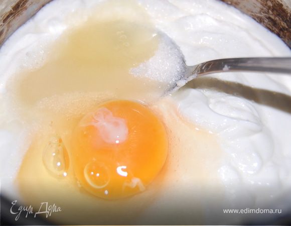 Крем. Взбиваем сметану с сахаром и ванилью. Если берем ванильный сахар – значит сахар обычный уменьшаем. Далее есть 2 варианта – или мука, или яйца. С яйцами крем получается нежнее. Если готовить с яйцами, то количество сметаны тоже можно уменьшить грамм на 50.