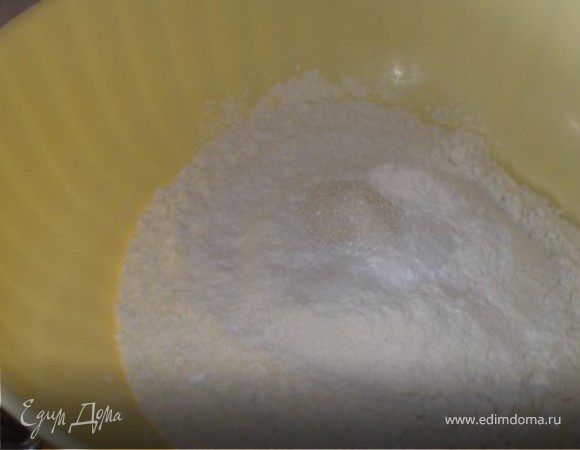 Муку, соль, сахар и разрыхлитель смешать в отдельной посуде. 
