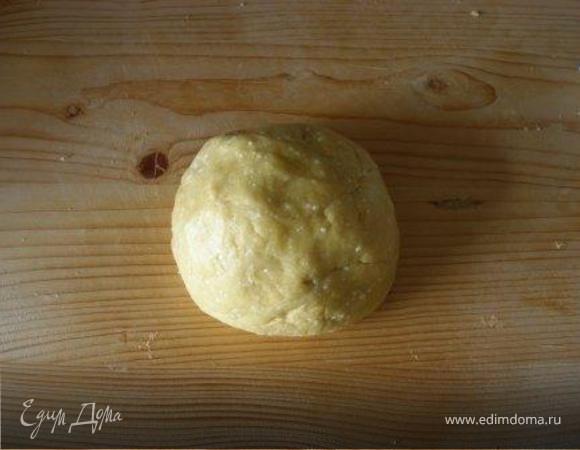 Муку добавить в творожную массу, хорошо вымесить тесто. Оно должно быть не очень крутым, а достаточно эластичным. Оставить тесто на 10 мин.
